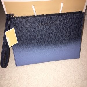 💗 Michael Kors Jet Set XL Clutch